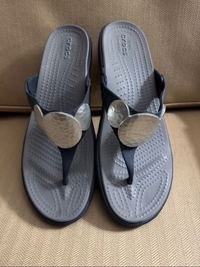 CROCS Gray and Navy Wedge Thong Sandals with Hammered Silver Accents Size 10W